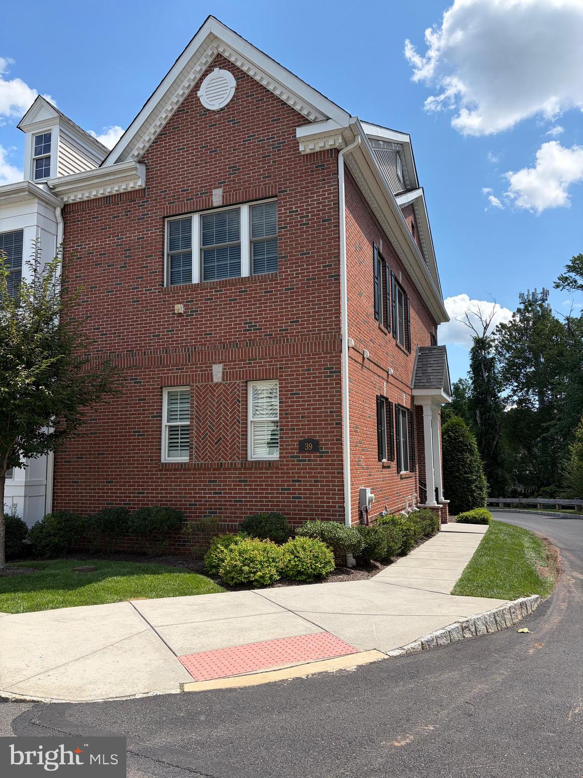 39 CREEKVIEW LANE