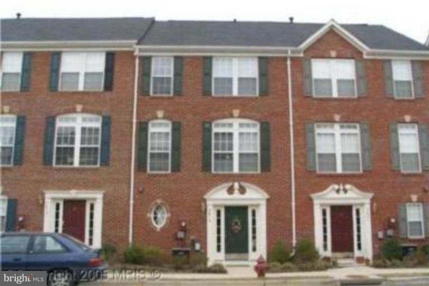 GREAT LOCATION!! END UNIT TH 4 LEVELS, 2 CAR GARAGES LOCATED NEXT TO SKYLINE BAILEY CROSS, 395, NEAR THE PENTAGON, CRYSTAL CITY, WASHINGTON D.C. HARDWOOD IN FOYER AND MAIN LEVEL, GAS FIREPLACE, KITCHEN OPEN TO BALCONY FOR BBQ, GOURMET KITCHEN W/CORIAN ISLAND COUNTERTOP.CHAIRAIL & MOLDING AND TWO COLORS STONE