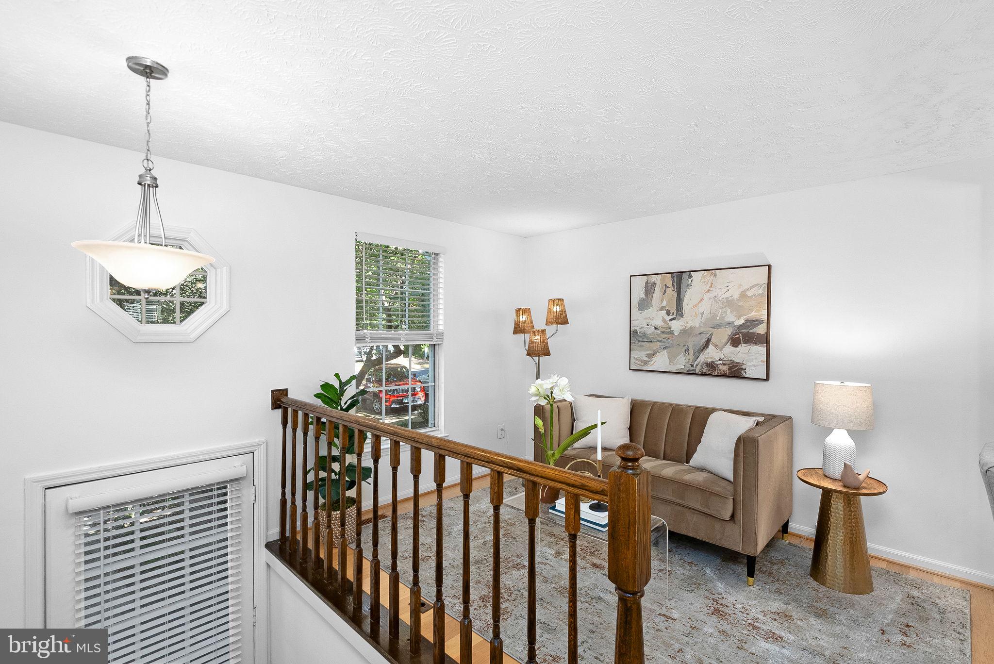 1594 WOODCREST DRIVE