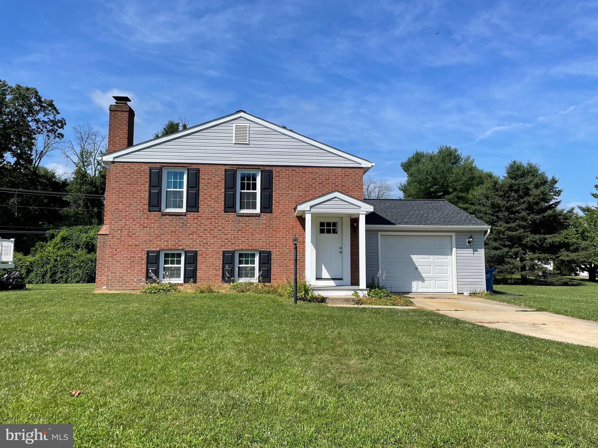 ABSOLUTELY NO PETS. APPLICATION FEE $30 per individual over 18 yrs old. MUST HAVE Minimum 640 Credit and must have verified income of 3 times the rent amount per month.
AGENTS, LANDSCAPE WILL BE CLEANED UP , BACK DOOR GLASS IS GETTING REPLACED