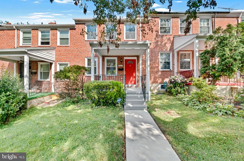 This house has been upgraded . New open floor concept with island , upgraded kitchen cabinets, granite countertops. Upgraded bathroom with jet tub and ceramic tiles ! New hardwood floors in living room and dining rooms. Planks and ceramic tiles in the basement. New roof and appliances . This house is a must see! Seller will view all offers on July 23 rd at noon !