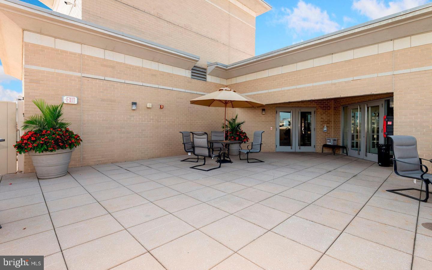 CARLTON HOUSE - Residential Lease