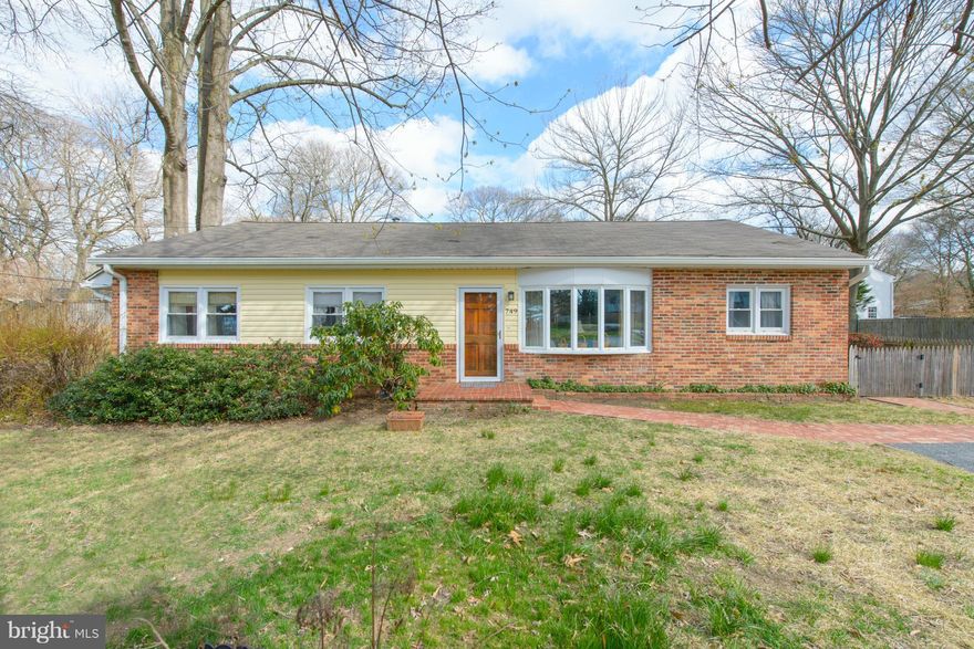 Large rancher on corner lot in water privileged comm., 3 beaches and boat ramp. This home has been well maintained and features an open floor-plan and large family room addition with cathedral ceilings. Large master bedroom with spacious bath and ample closet space. Granite counters, updated bathrooms, covered porch, and a large storage room are just a few of the amenities. Open House 04/01 12-3