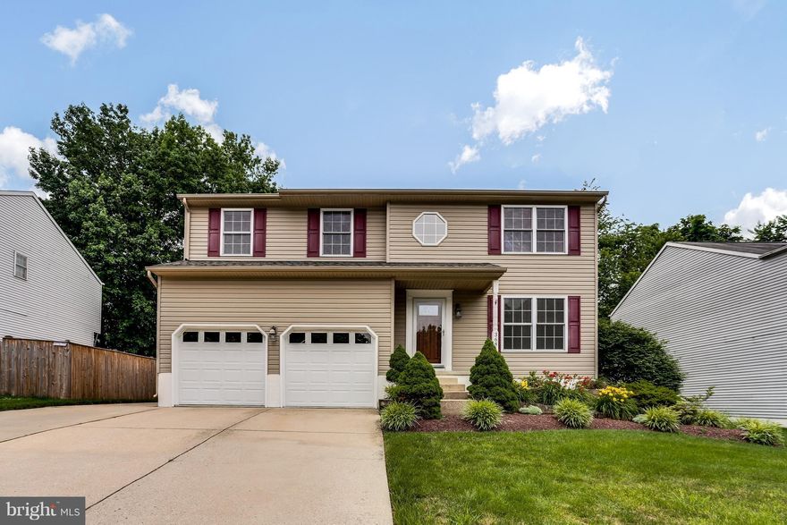 Impeccable, Move-In Ready home in coveted Harting Farm. Highlighting a must-see outdoor oasis with in-ground pool, patio & fenced yard. Inside features large, updated kitchen w ss appliances, granite counters, and counter seating. Upstairs has 3 large BRs including master w updated en suite and walk-in closet w built ins. Community offers Olympic style pool, wading pool & clubhouse.