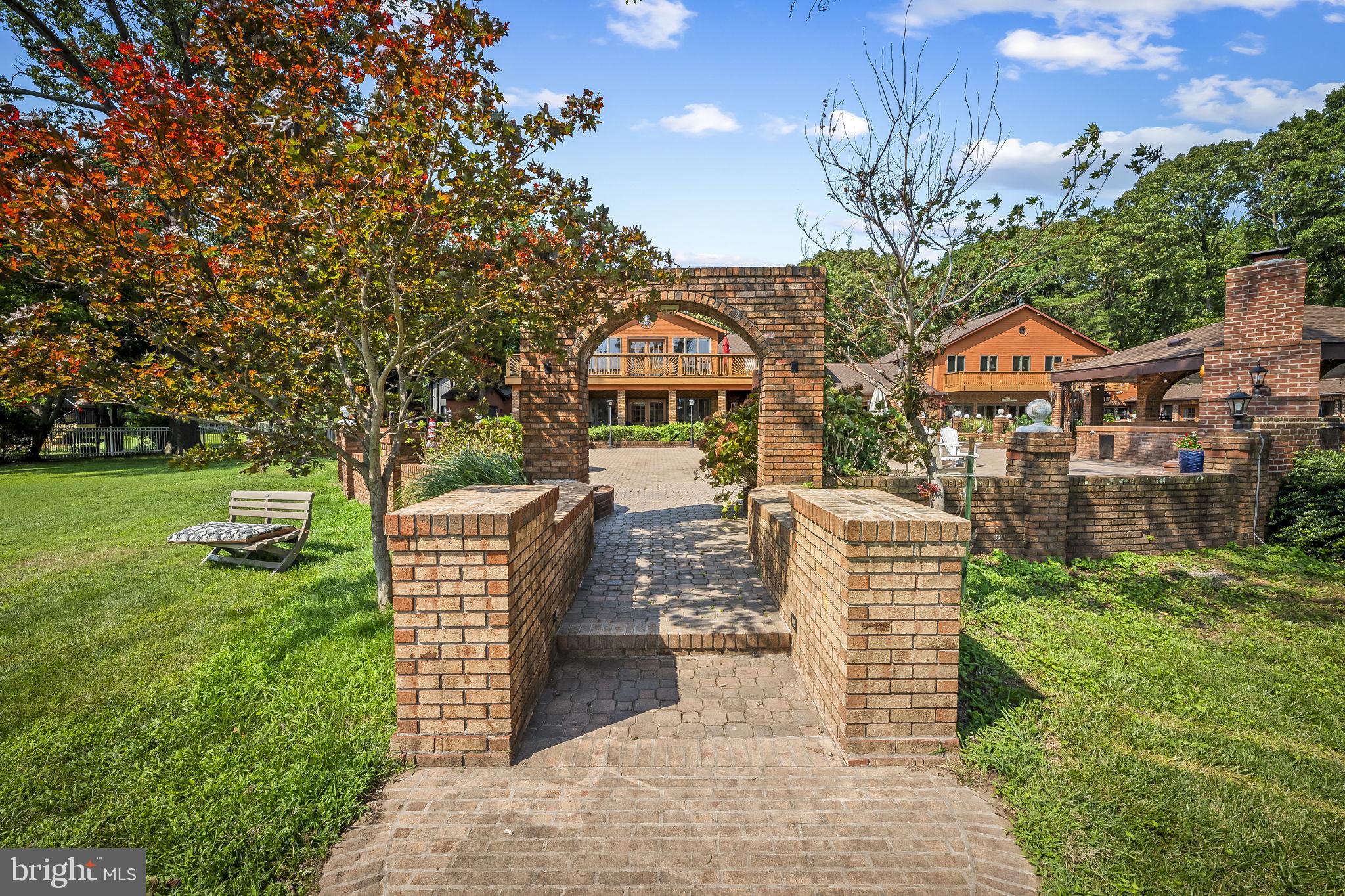 HICKORY POINT - Residential