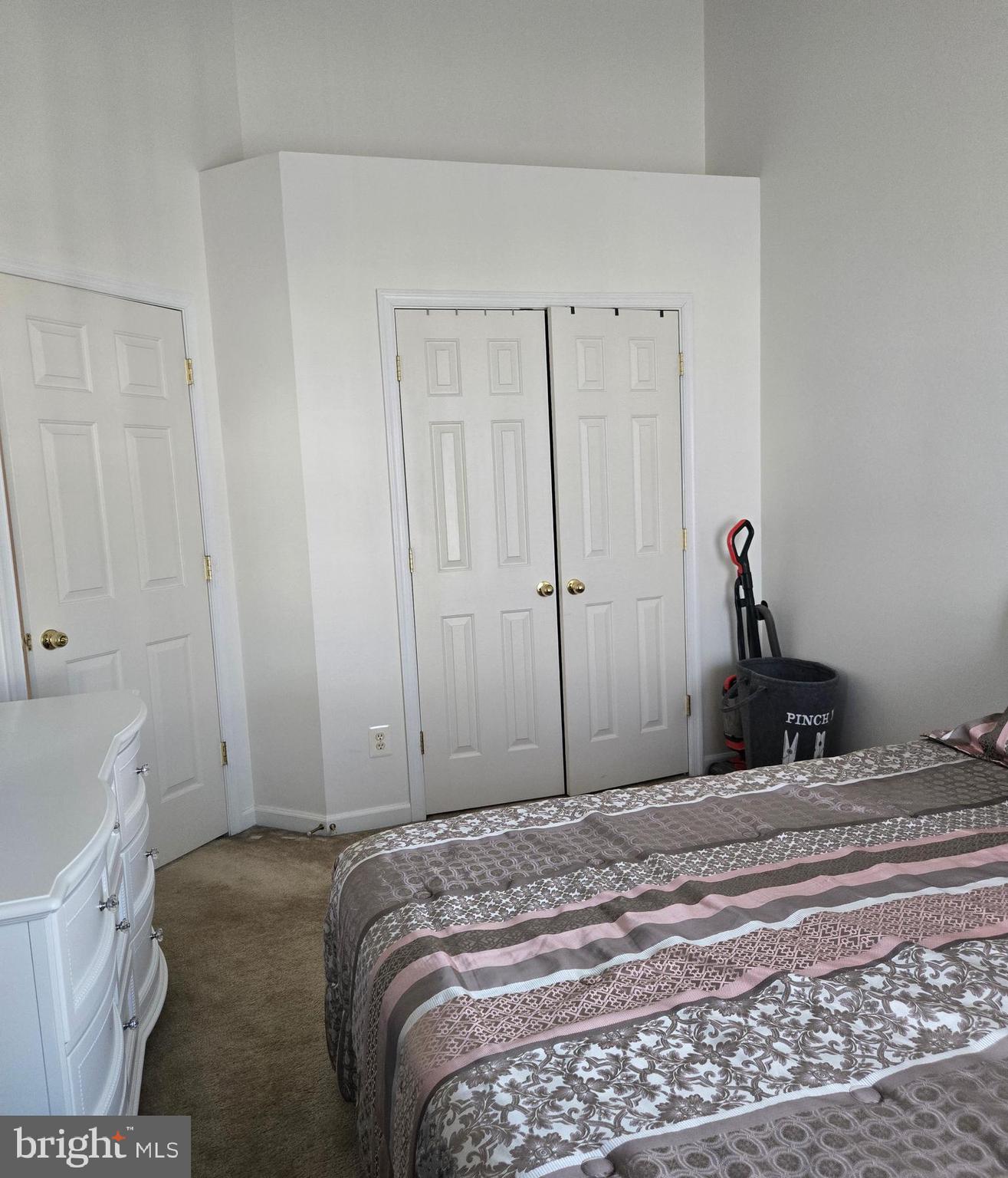 HOLLY WOODS - Residential