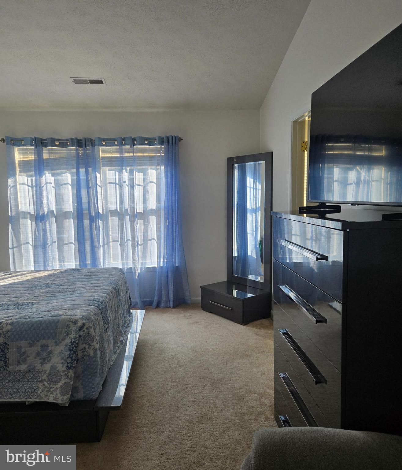 HOLLY WOODS - Residential