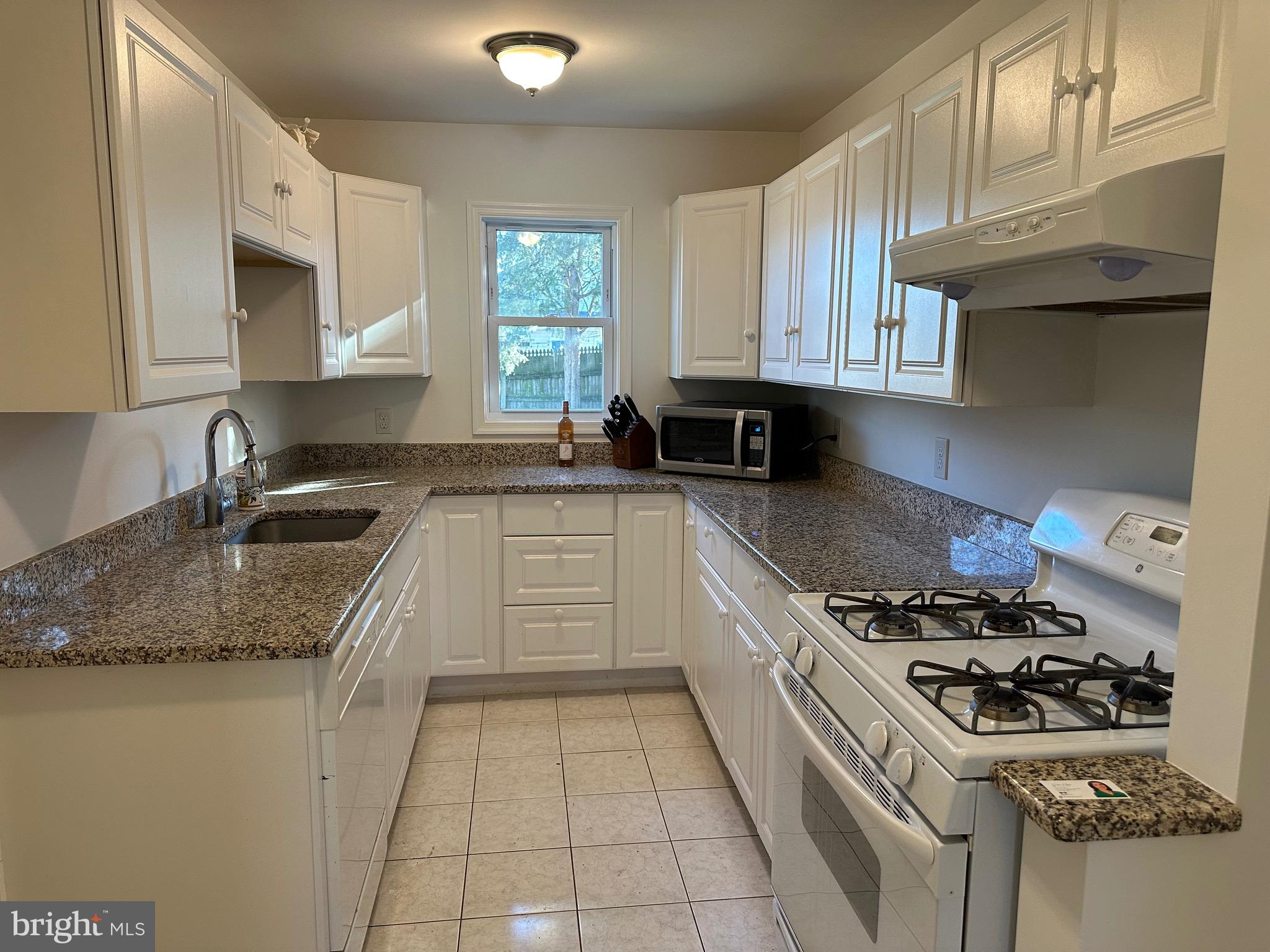 COLUMBIA FOREST - Residential Lease