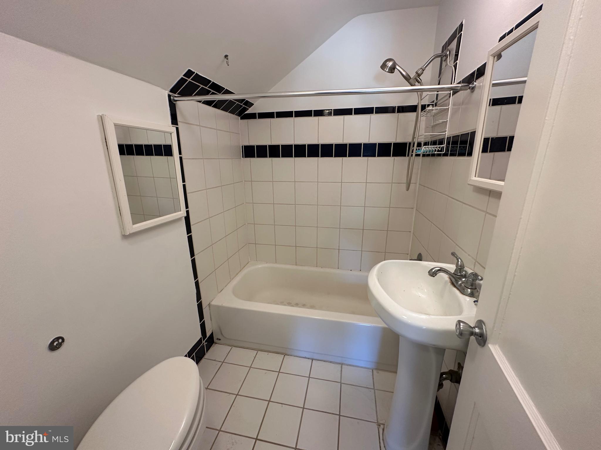 COLUMBIA FOREST - Residential Lease