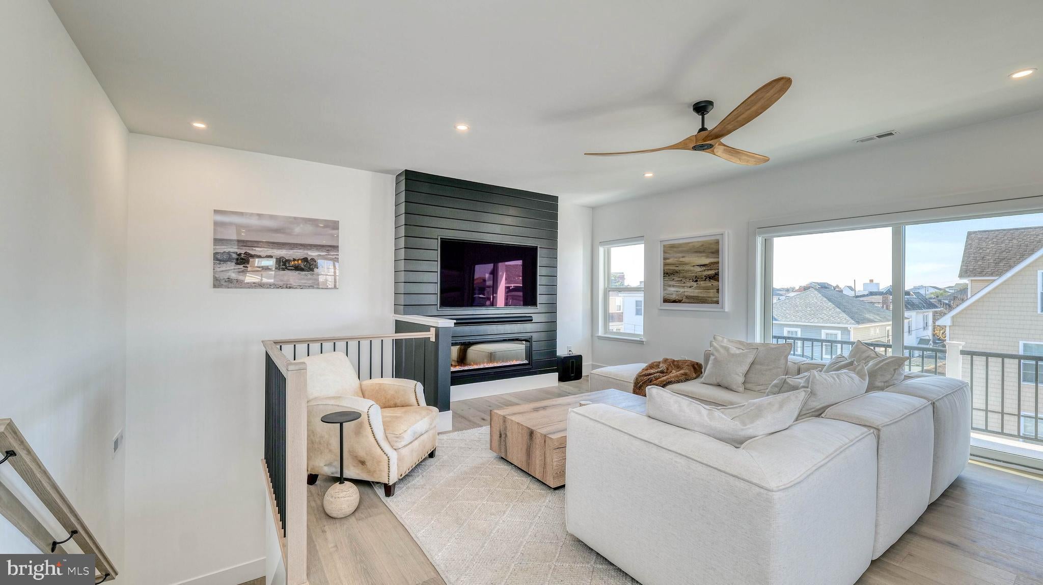 107 N NEW HAVEN AVENUE B (UPSTAIRS)