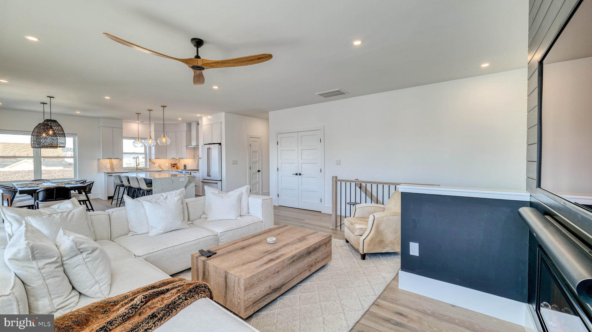 107 N NEW HAVEN AVENUE B (UPSTAIRS)