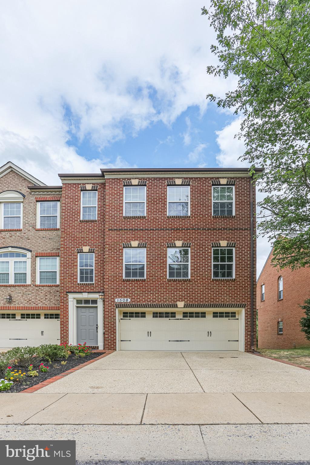 WHITEHALL SQUARE - Residential