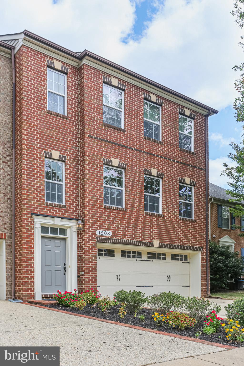 WHITEHALL SQUARE - Residential