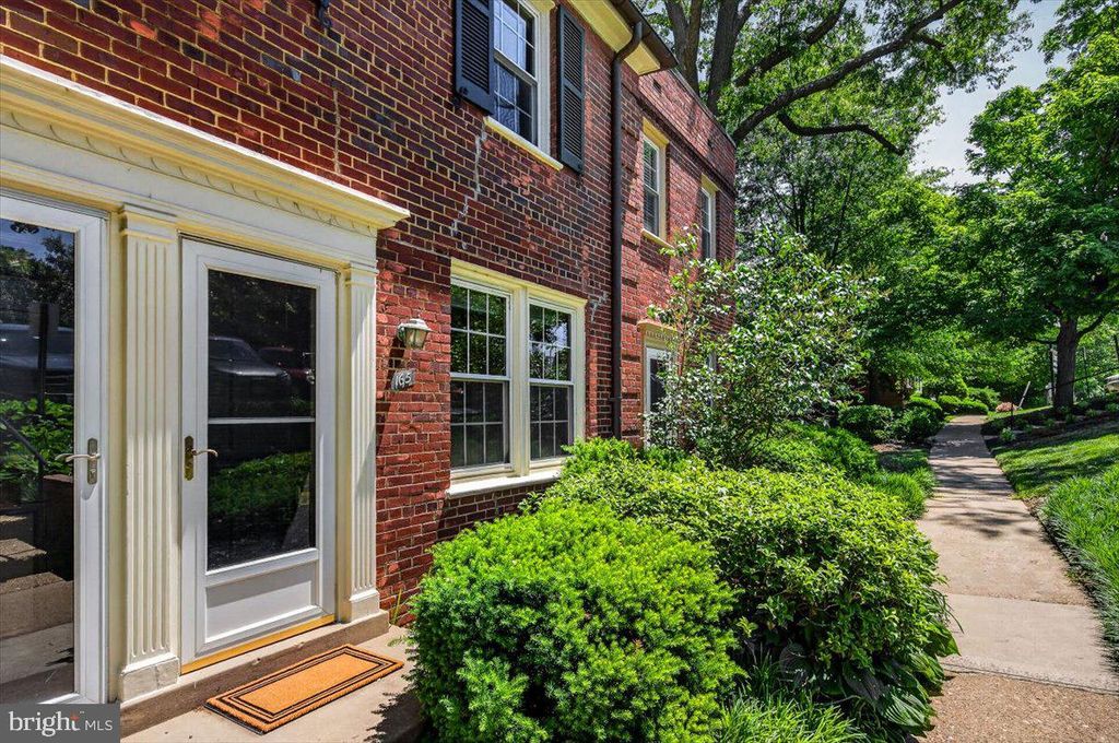 Photo of 1201 S Barton Street #165, ARLINGTON, VA 22204 (MLS # VAAR2072752)