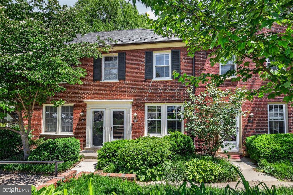 Photo of 1201 S Barton Street #165, ARLINGTON, VA 22204 (MLS # VAAR2072752)