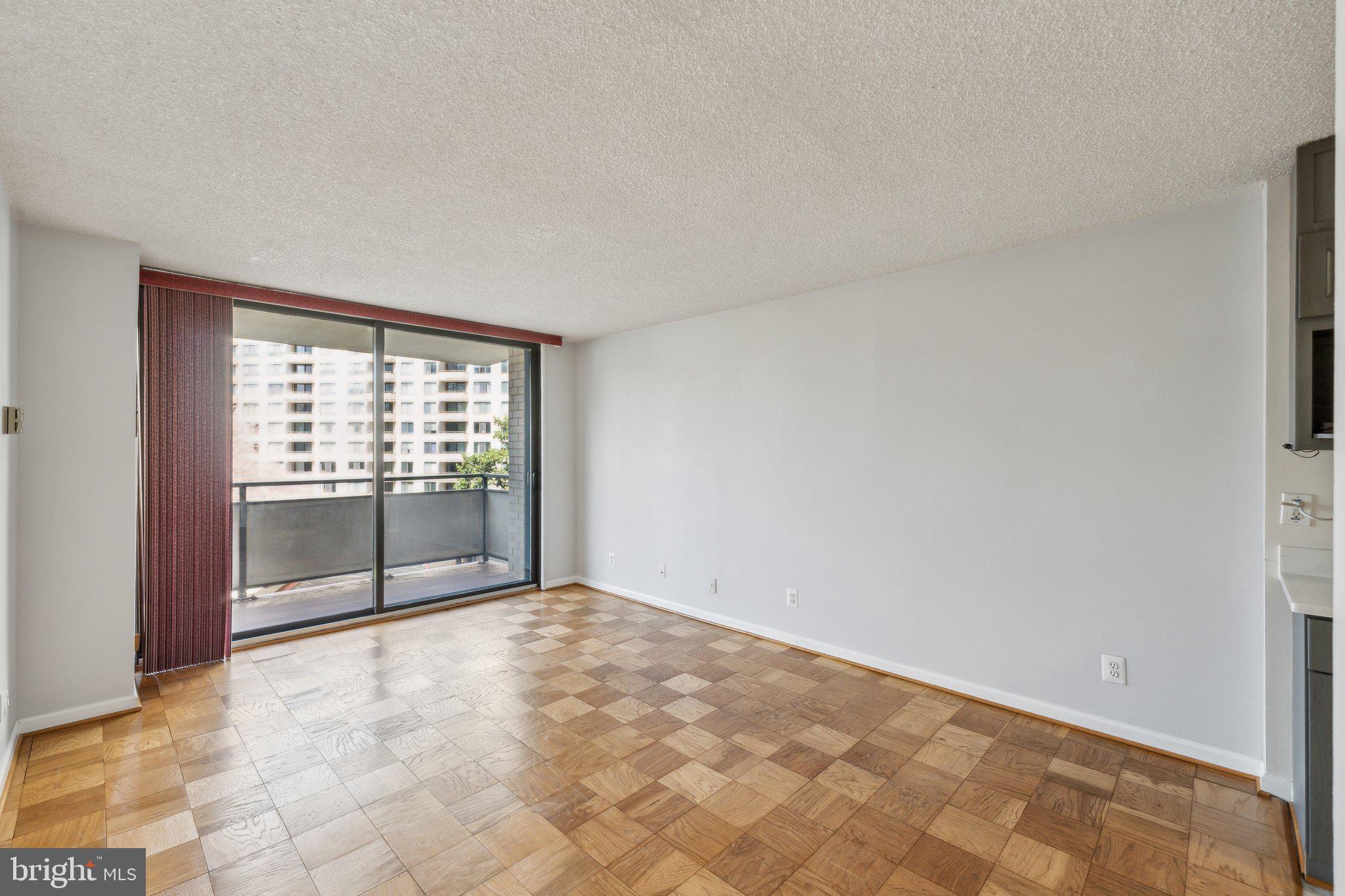 PROMENADE TOWERS - Residential