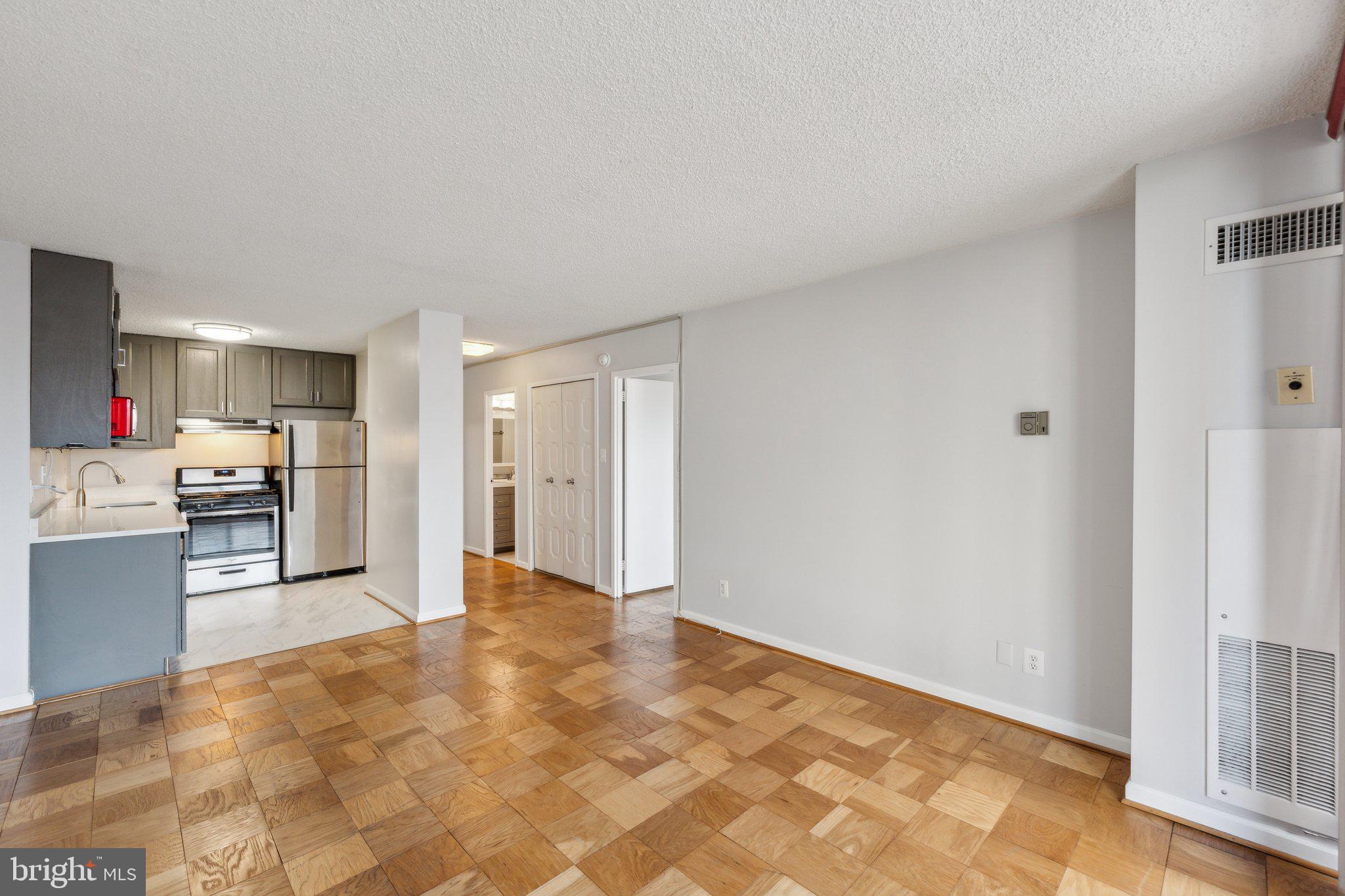 PROMENADE TOWERS - Residential