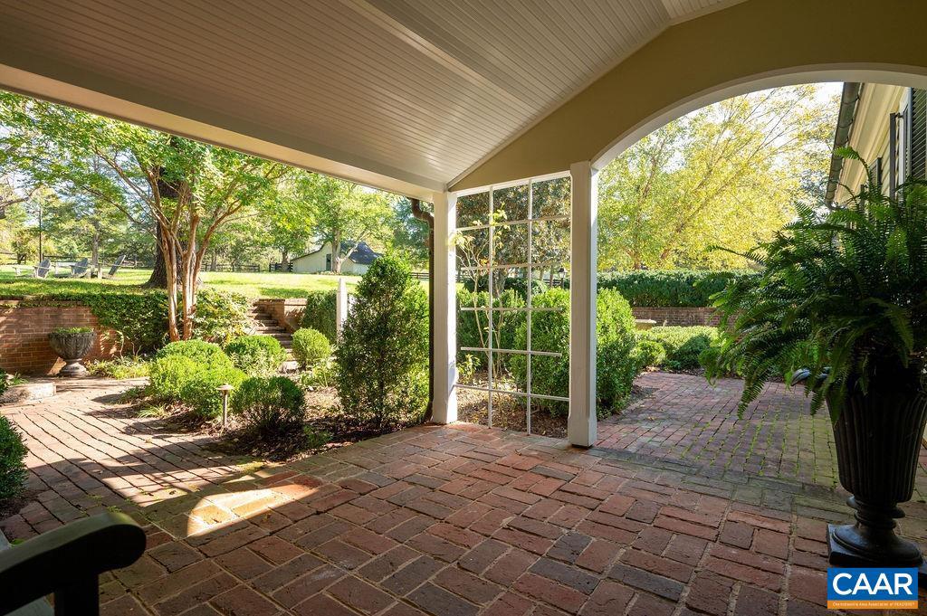 240 BROAD AXE RD