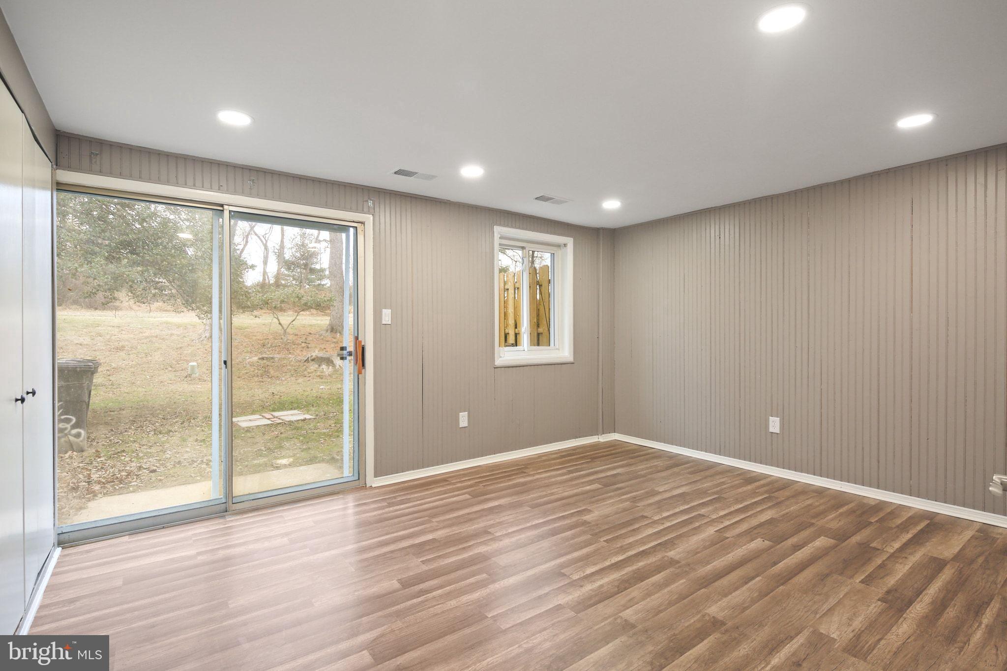 VILLAGE OF OAKLAND MILLS - Residential Lease