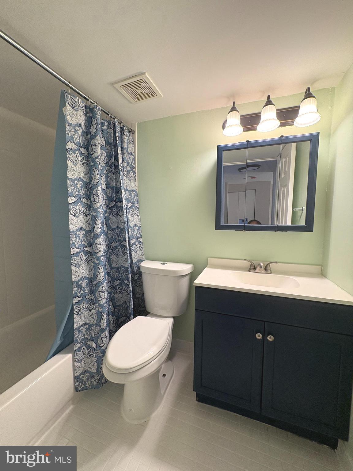 VILLAGE OF OAKLAND MILLS - Residential Lease