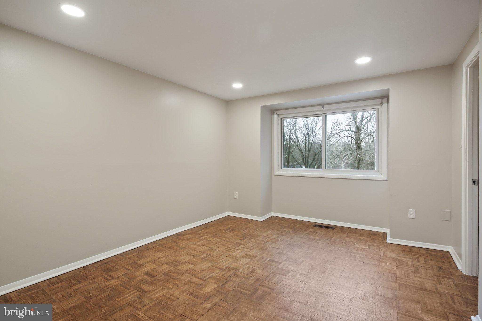 VILLAGE OF OAKLAND MILLS - Residential Lease