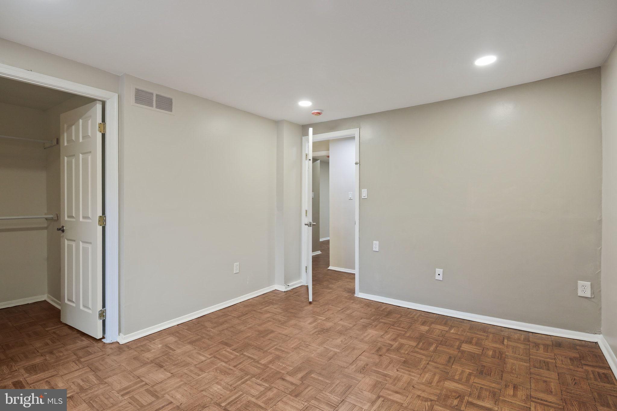 VILLAGE OF OAKLAND MILLS - Residential Lease