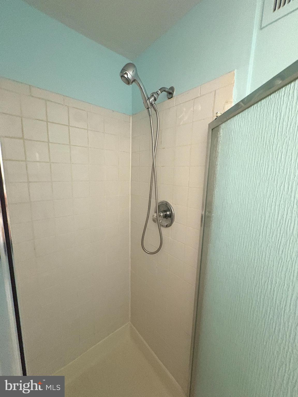 VILLAGE OF OAKLAND MILLS - Residential Lease