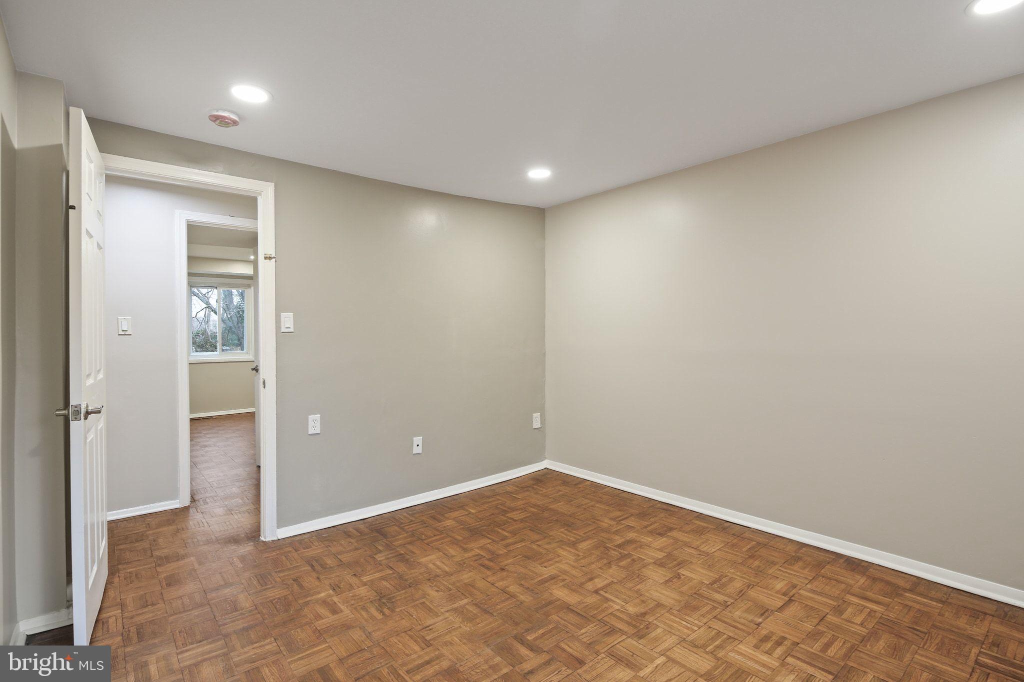 VILLAGE OF OAKLAND MILLS - Residential Lease