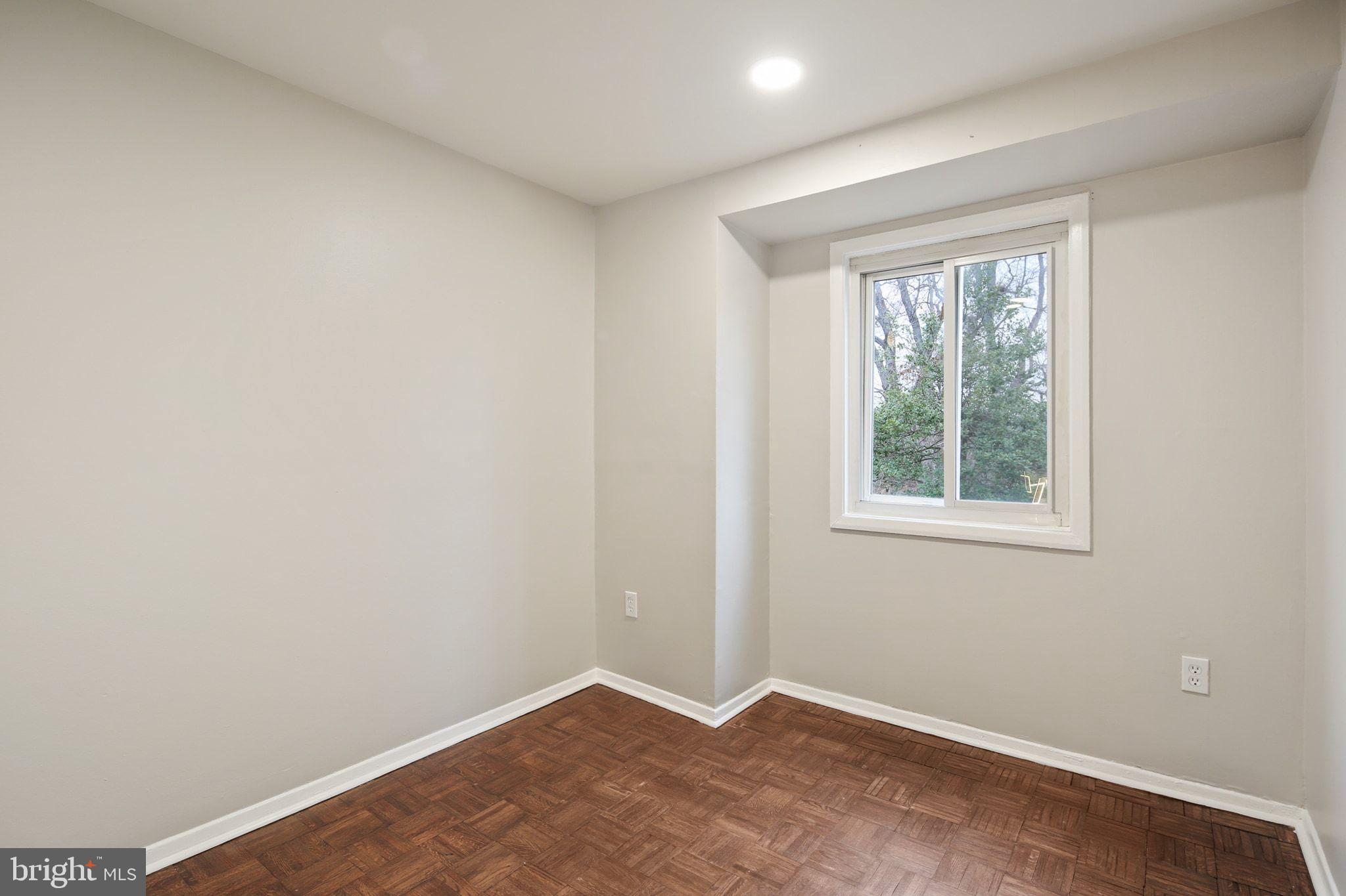 VILLAGE OF OAKLAND MILLS - Residential Lease