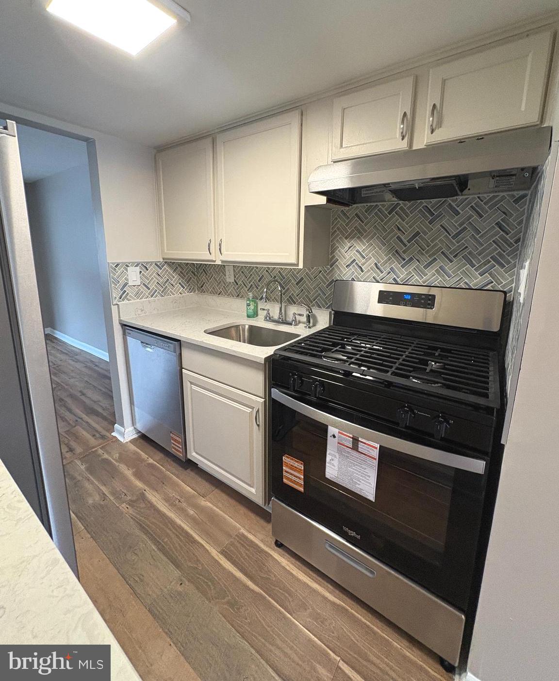 VILLAGE OF OAKLAND MILLS - Residential Lease