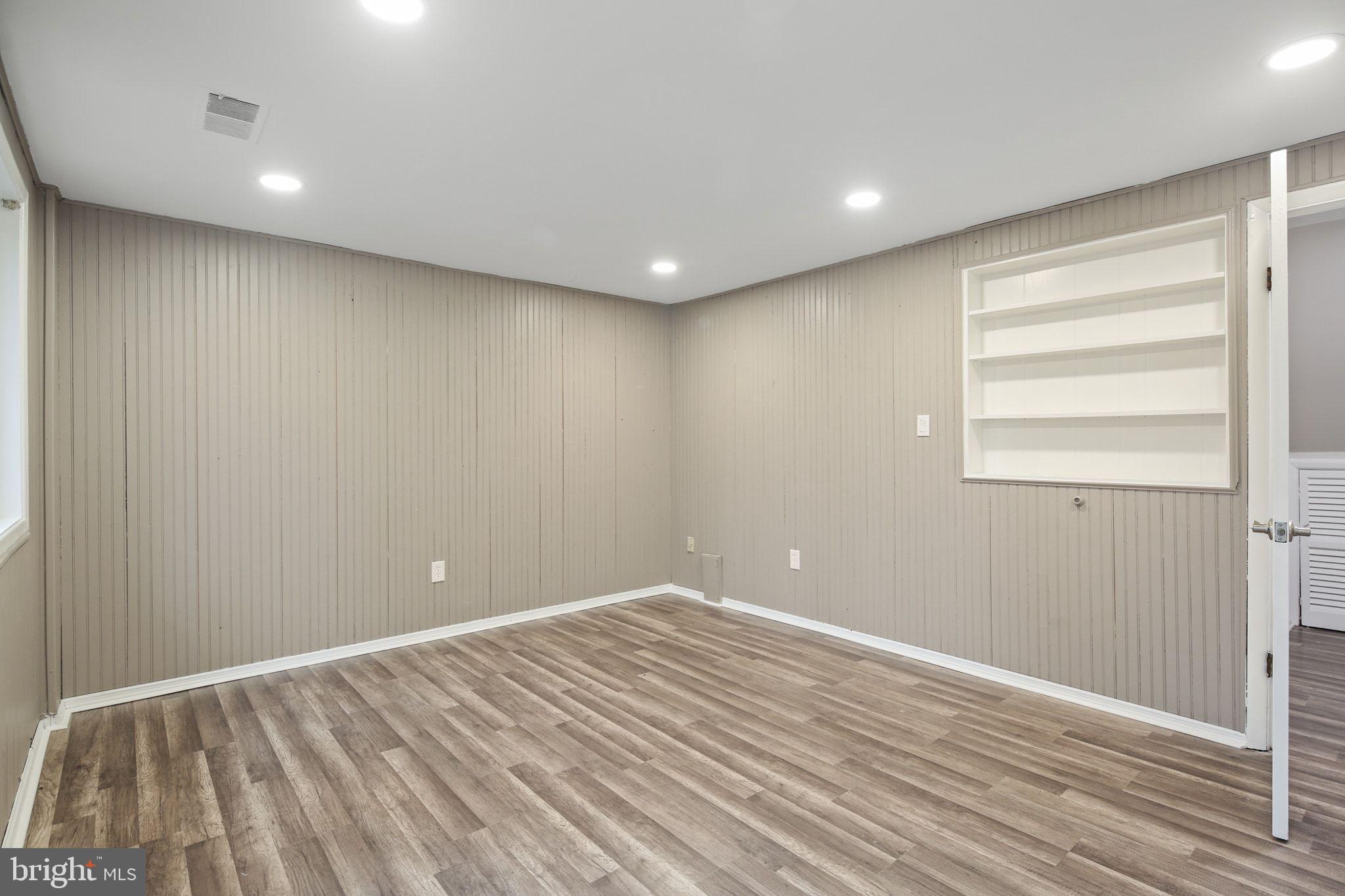 VILLAGE OF OAKLAND MILLS - Residential Lease