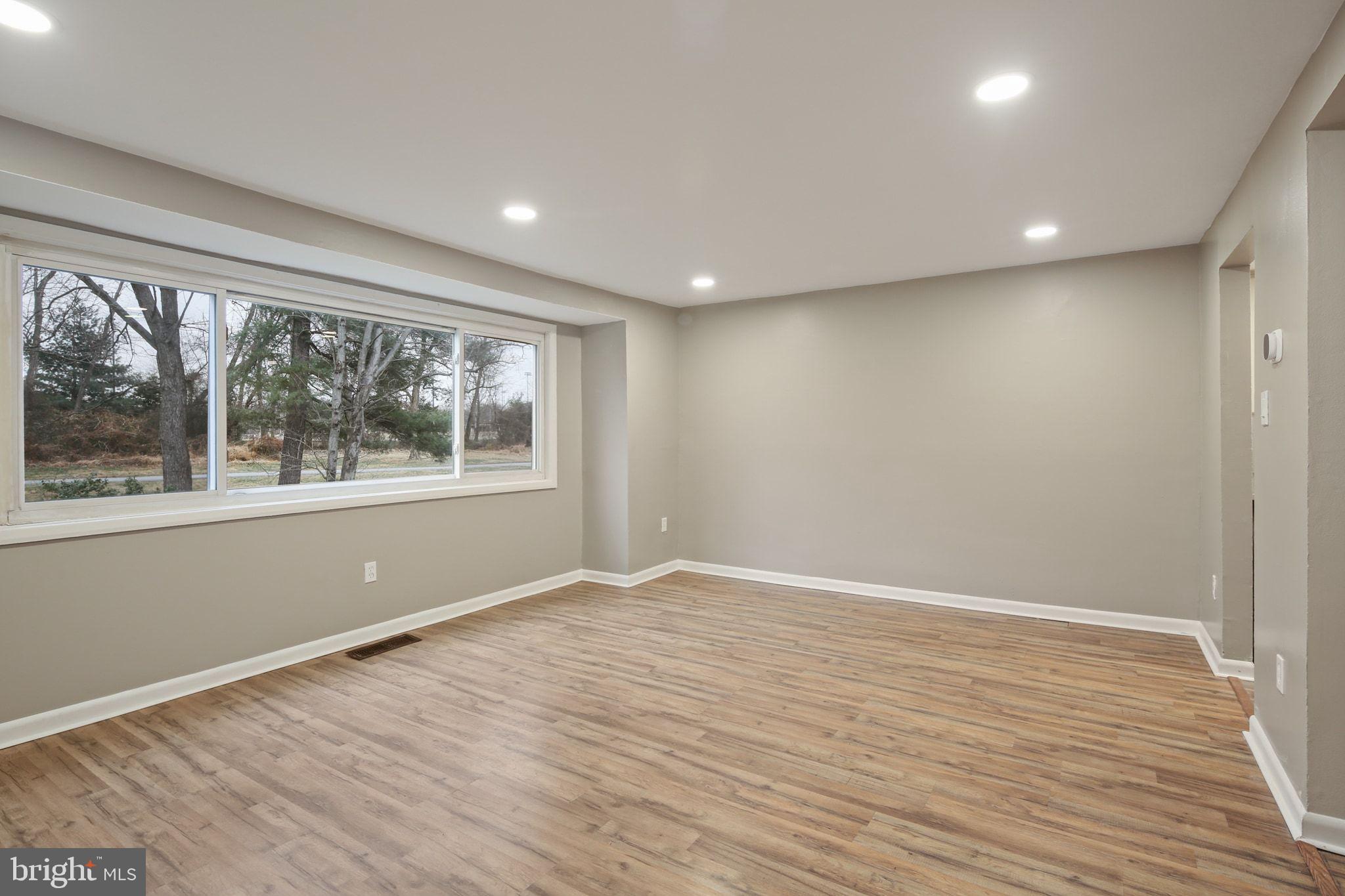 VILLAGE OF OAKLAND MILLS - Residential Lease