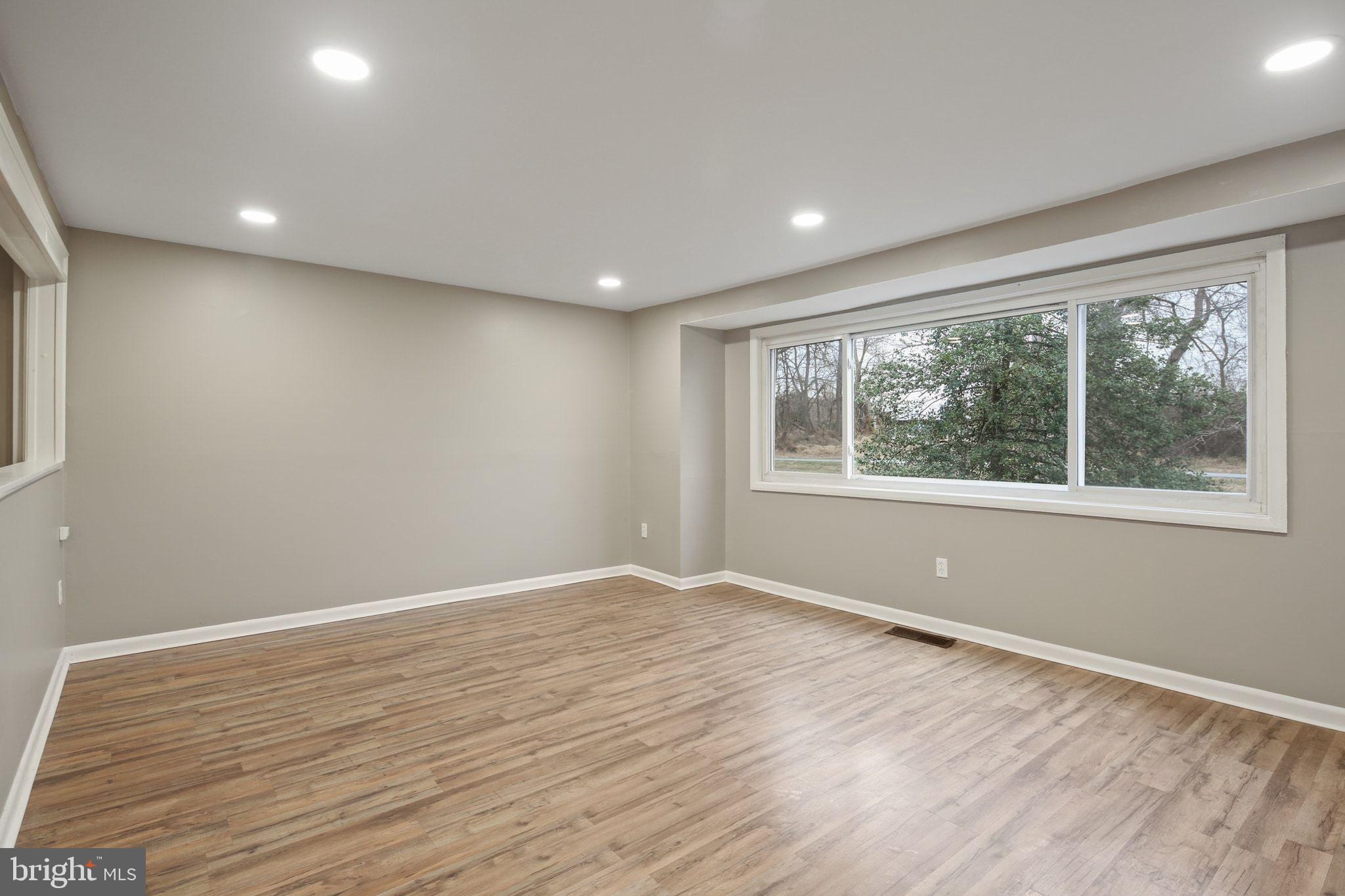 VILLAGE OF OAKLAND MILLS - Residential Lease