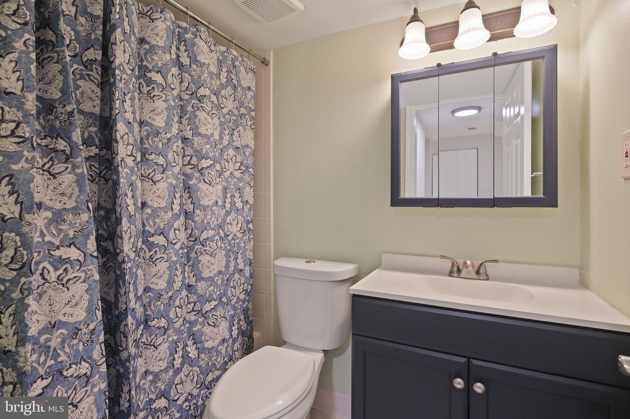 VILLAGE OF OAKLAND MILLS - Residential Lease