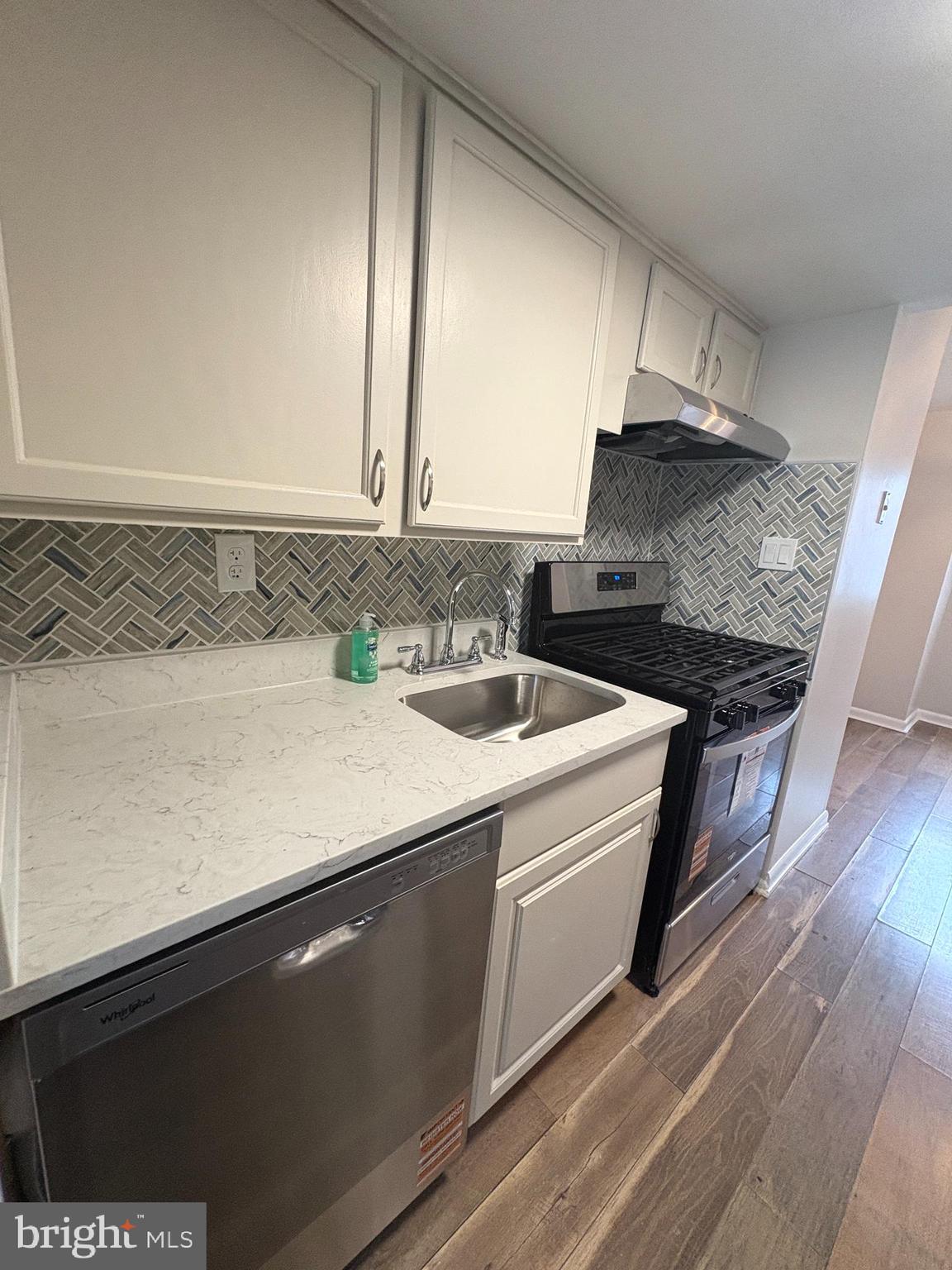 VILLAGE OF OAKLAND MILLS - Residential Lease