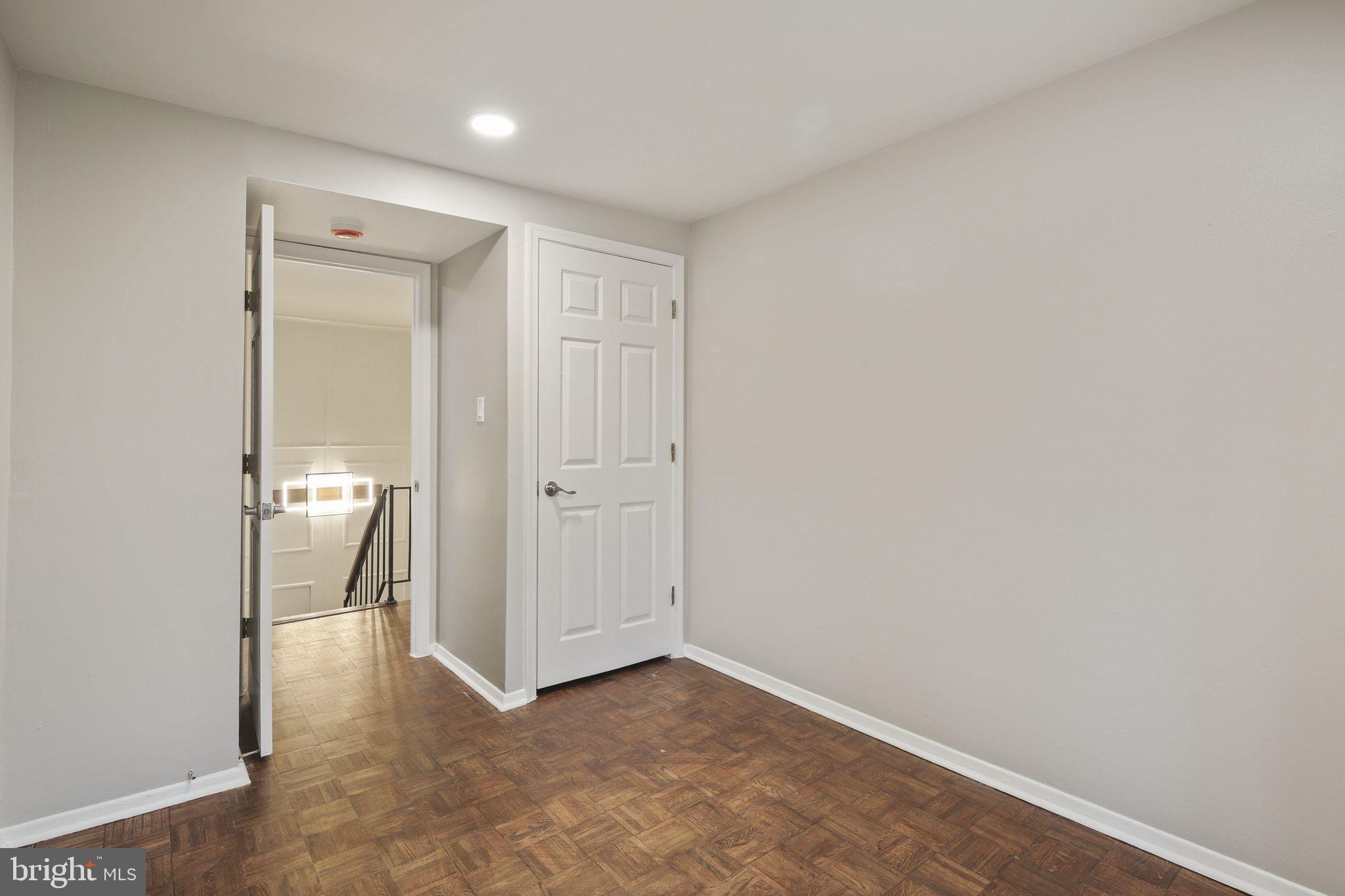 VILLAGE OF OAKLAND MILLS - Residential Lease