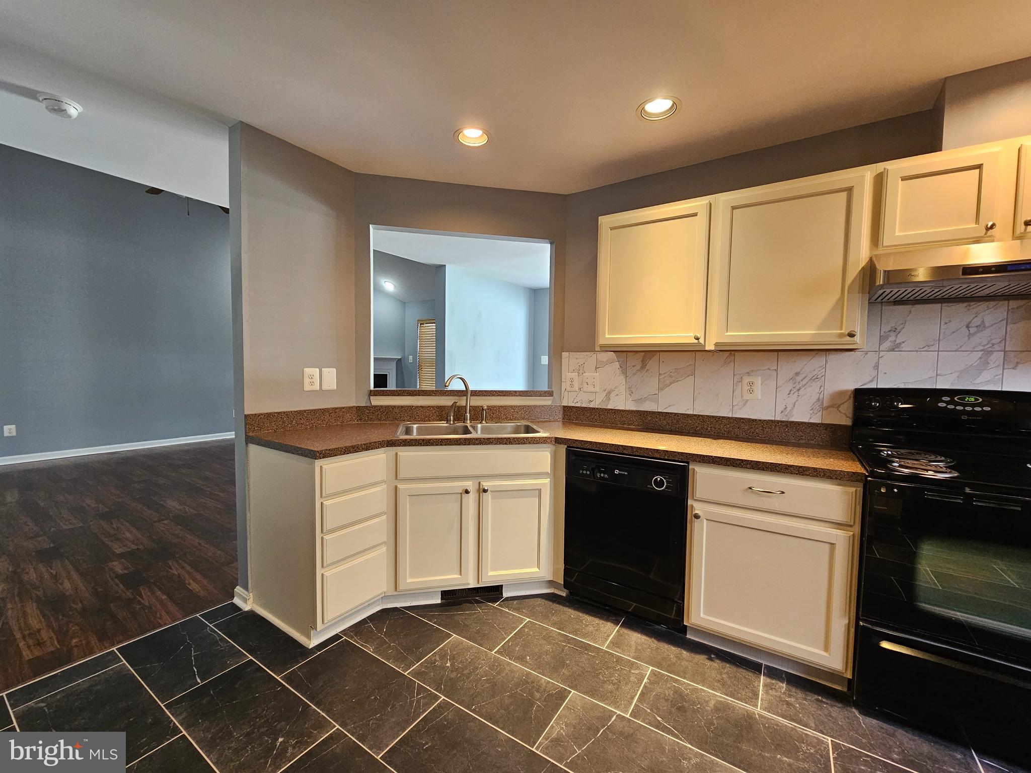 HARBOR POINTE - Residential