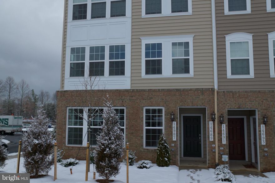 SUPER 3BR 2.5 BATH TWO LEVEL END UNIT CONDO. LARGE ONE CAR GARAGE. IN SUPERIOR CONDITION. LARGE EAT-IN KITCHEN WITH UPGRADED APPLIANCES AND CABINETS. SPACIOUS LIVING/DINING ROOM. SECOND LEVEL EXTRA LARGE MASTER BEDROOM WITH TWO WALKIN CLOSETS AND CERAMIC TILED MASTER BATH. TWO ADDITIONAL BEDROOMS. ONE COULD ALSO BE USED AS A DEN AND HAS A SGD TO DECK. EASY COMMUTE TO ALL GOVERNM,ENT FACILITIES