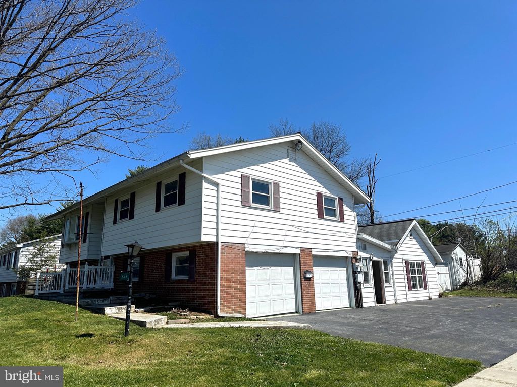 Photo of 549 GOLDEN ST, LITITZ, PA 17543 (MLS # PALA2033780)