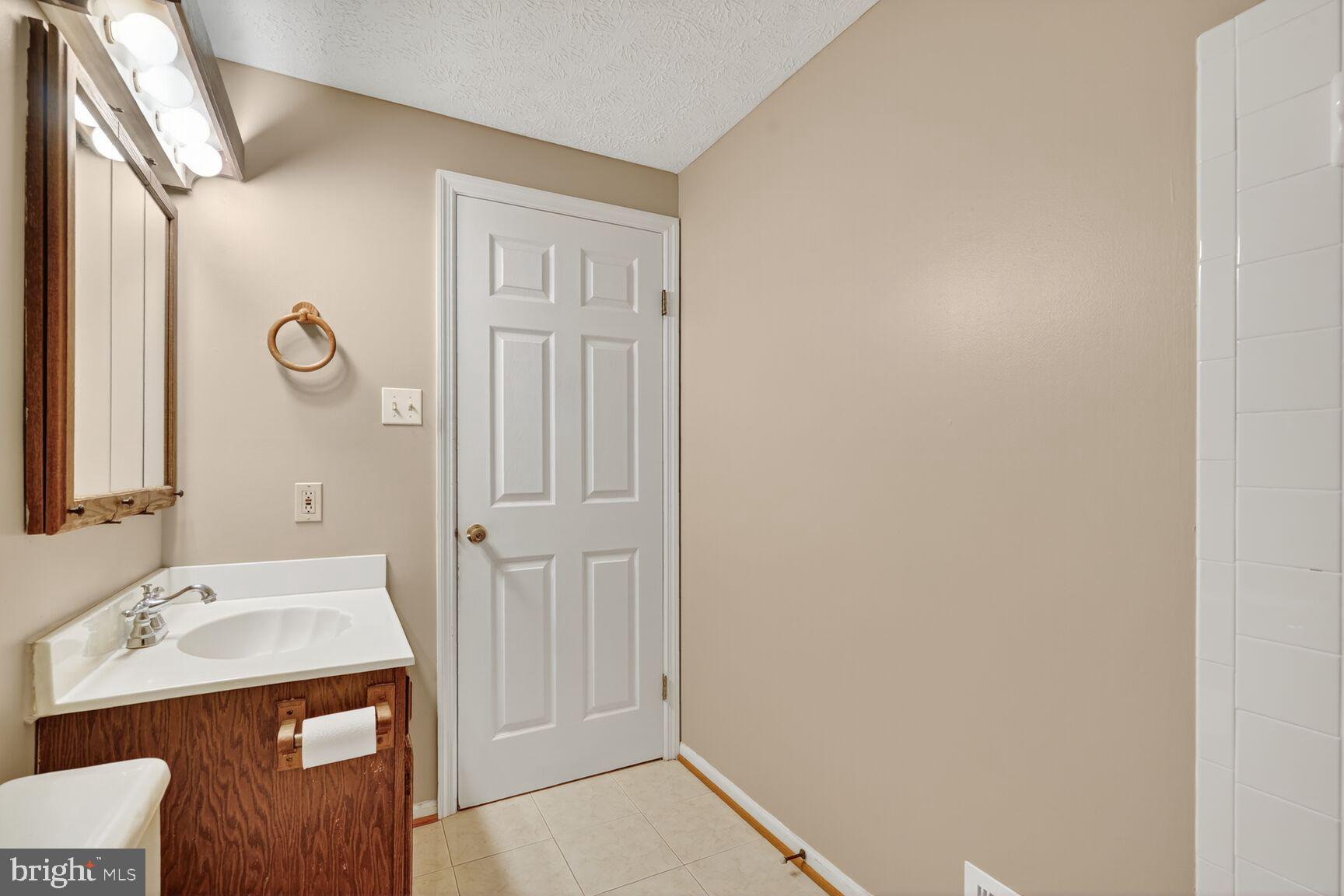 GREEN HOLLY WOODS - Residential Lease