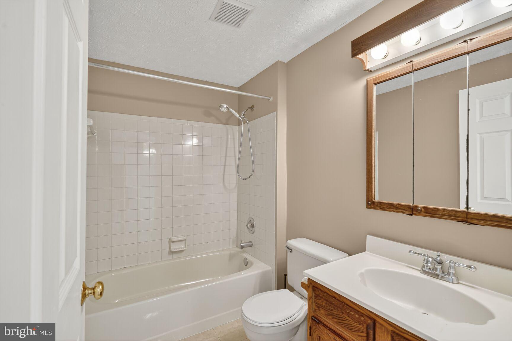 GREEN HOLLY WOODS - Residential Lease