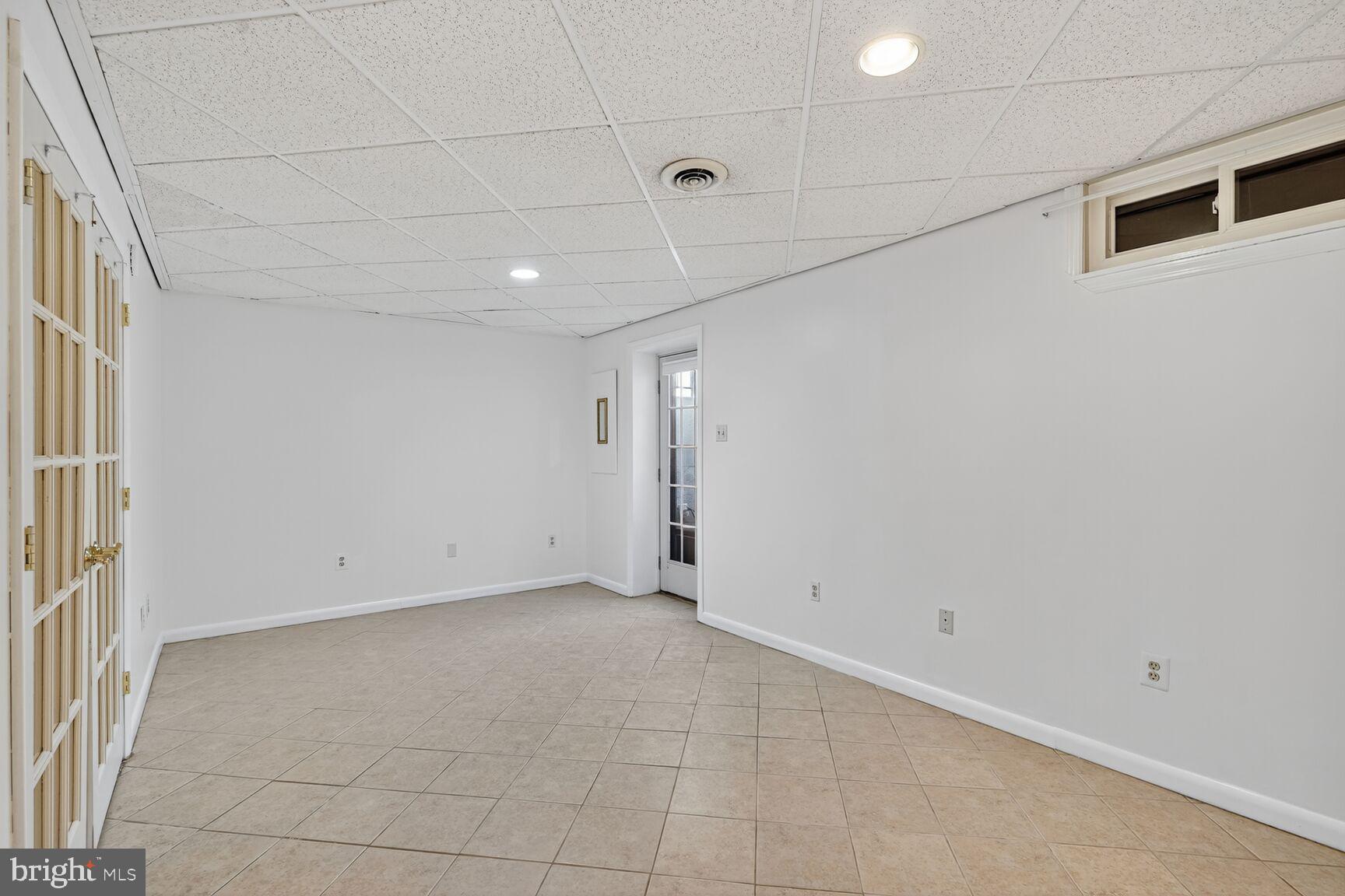 GREEN HOLLY WOODS - Residential Lease