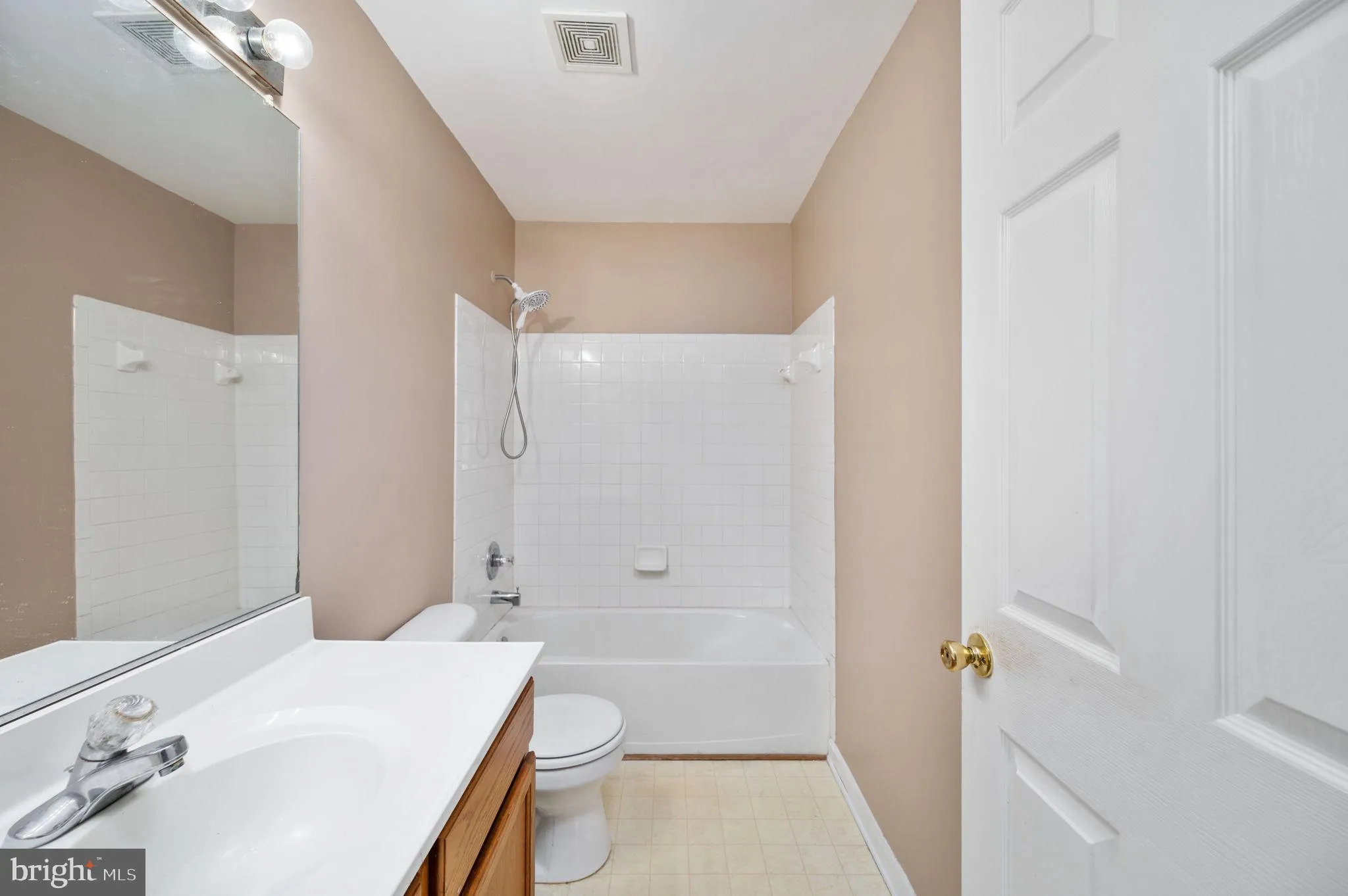 Manassas, Virginia 20112, United States, 5 Bedrooms Bedrooms, ,4 BathroomsBathrooms,Residential,Contingent,79204