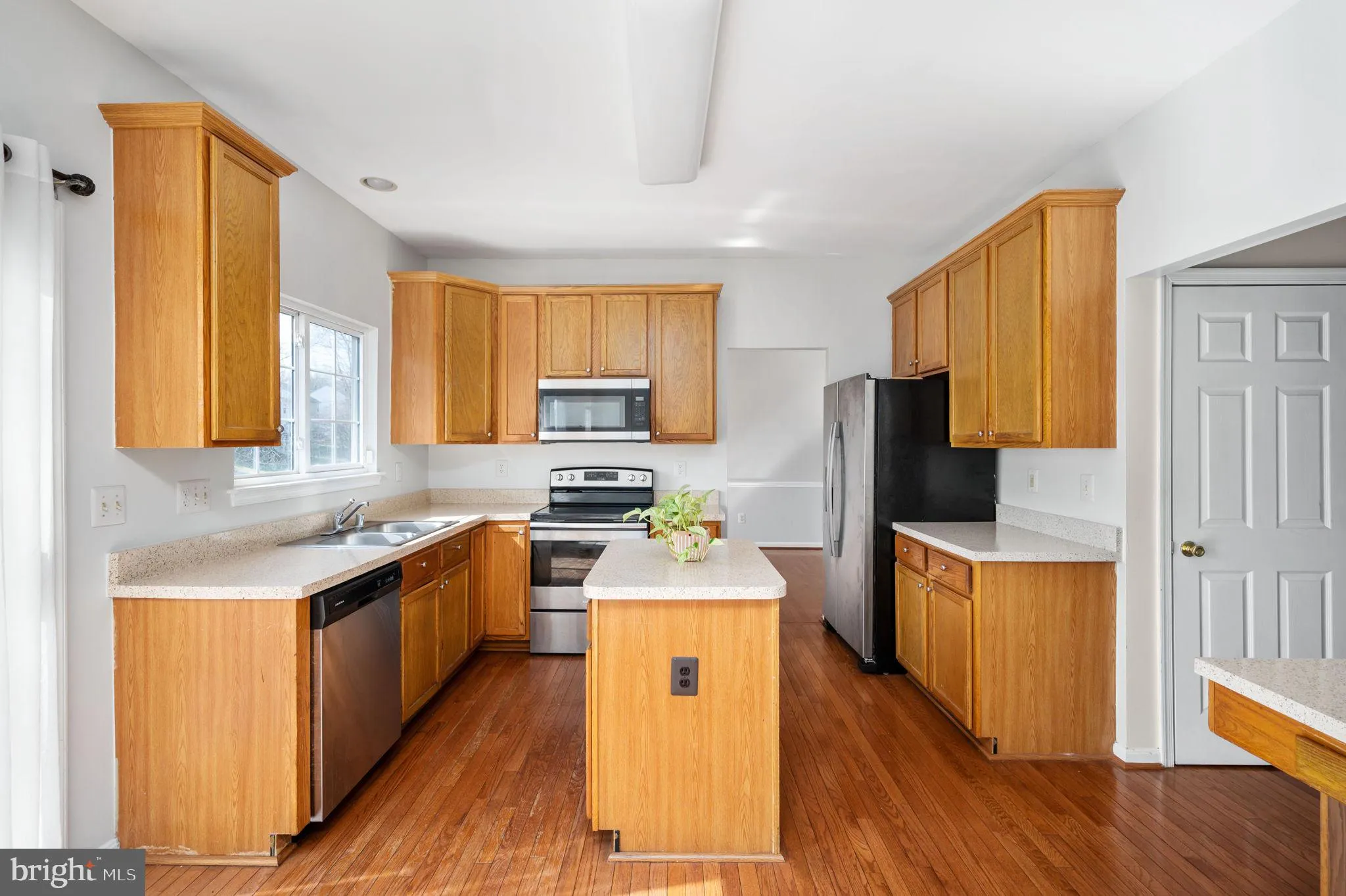 Manassas, Virginia 20112, United States, 5 Bedrooms Bedrooms, ,4 BathroomsBathrooms,Residential,Contingent,79204