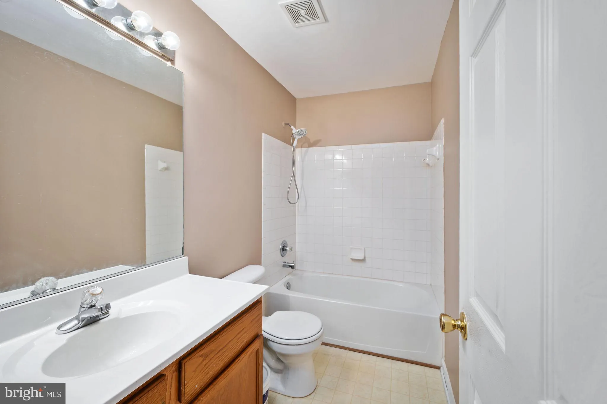 Manassas, Virginia 20112, United States, 5 Bedrooms Bedrooms, ,4 BathroomsBathrooms,Residential,Contingent,79204