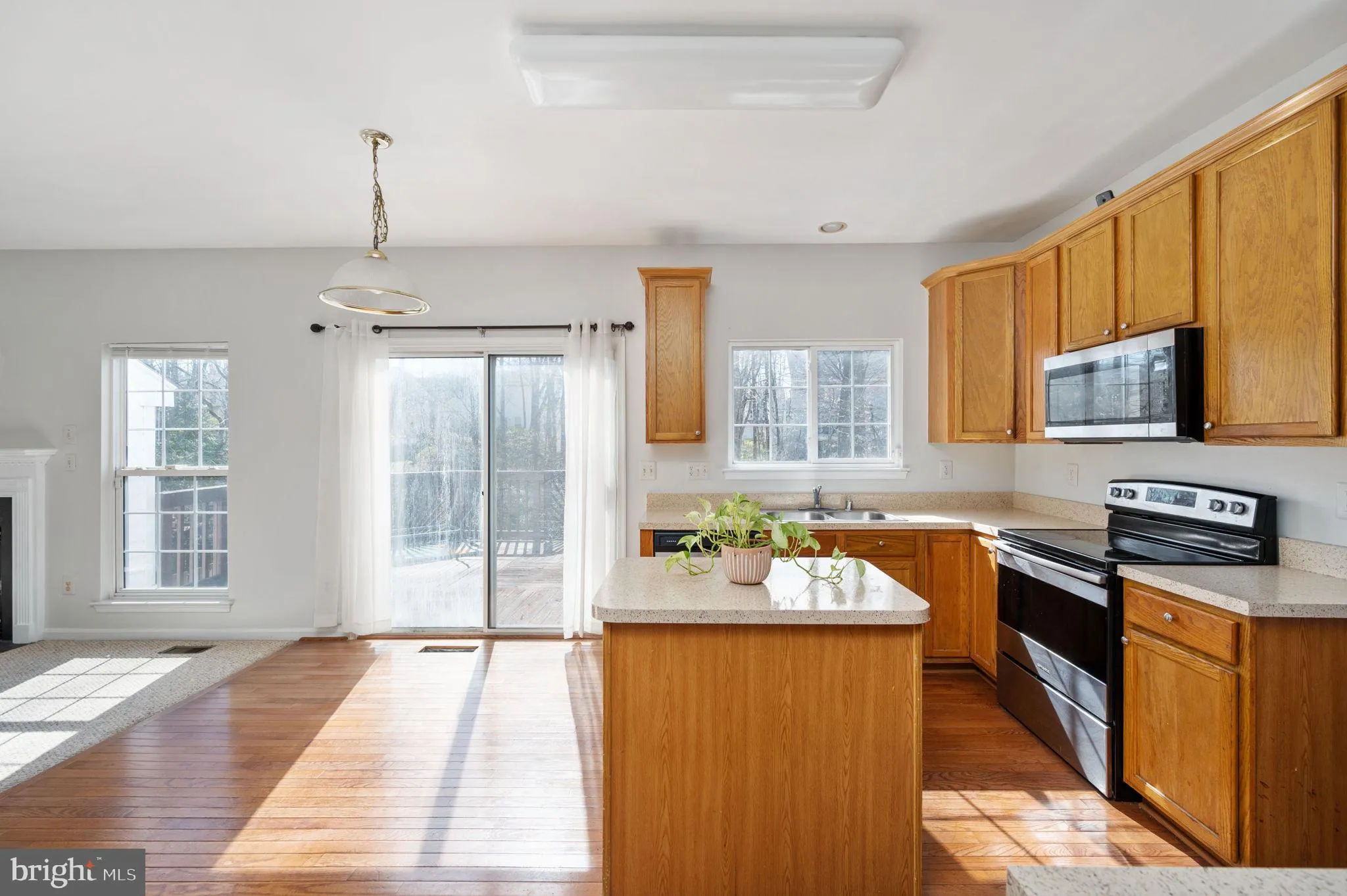 Manassas, Virginia 20112, United States, 5 Bedrooms Bedrooms, ,4 BathroomsBathrooms,Residential,Contingent,79204