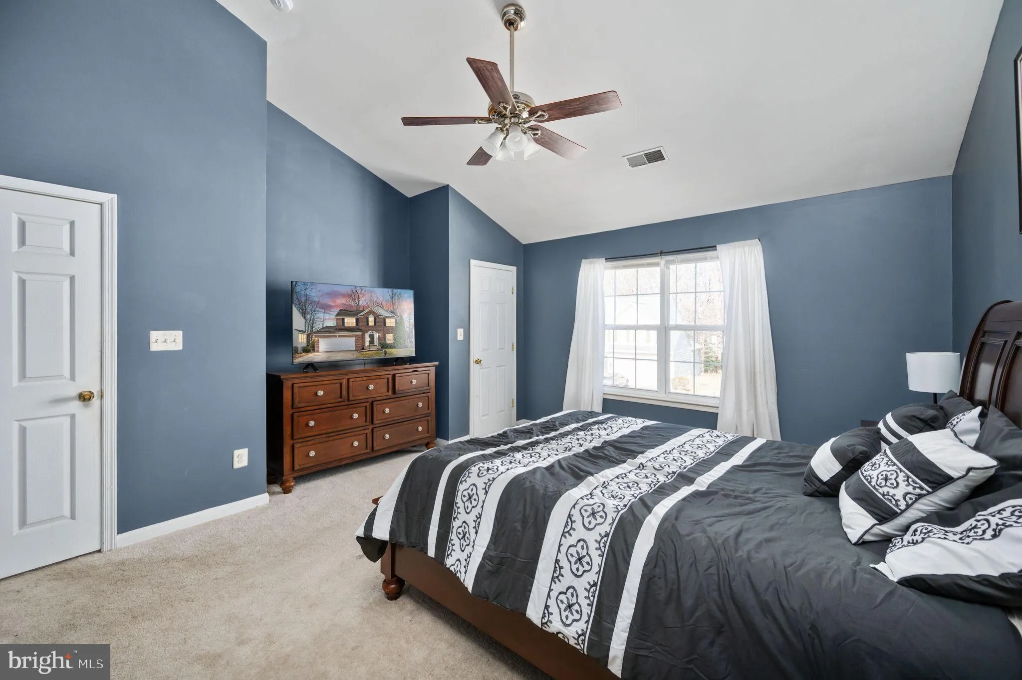 Manassas, Virginia 20112, United States, 5 Bedrooms Bedrooms, ,4 BathroomsBathrooms,Residential,Contingent,79204