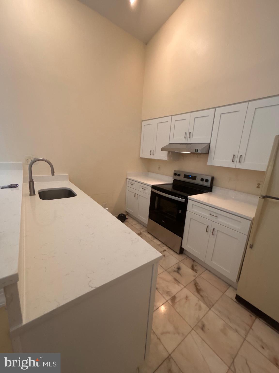 Offering a bright and sunny, pool facing 1 bedroom 1 den condo with balcony in desirable Grays Pointe community in Fairfax for rent.
Walking distance (1 block) from the shopping plaza with stores and restaurants; right off of Route 50 (Lee Jackson Memorial High Way).
Newly renovated kitchen and bathroom
Beautiful balcony view of the pool
Great neighborhood
Showings by appointment.
Open floor plan High vaulted ceilings give a big and open feeling
- large deck / balcony overlooks pool and clubhouse
Living Room, 1 Bedroom, 1 den (could be used as another bedroom or office), full bathroom, kitchen
Den comes with a wooden shelving fixture and a wooden closet
Very convenient public transportation; bus stop right outside the community entrance which goes to Vienna Metro station.
Comes with an assigned Parking spot in front of the building
Ample guest parking available in the community and on the street.
One month security deposit is required which will be returned at the end of the lease after a satisfactory inspection of the place.
Preferably one year lease. No
NO PETS and SMOKE FREE.
Credit Score requirements- above 650