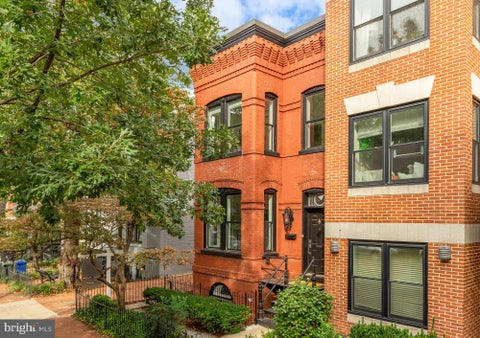 Photo of 329 8th Street NE, WASHINGTON, DC 20002 (MLS # DCDC2287880)