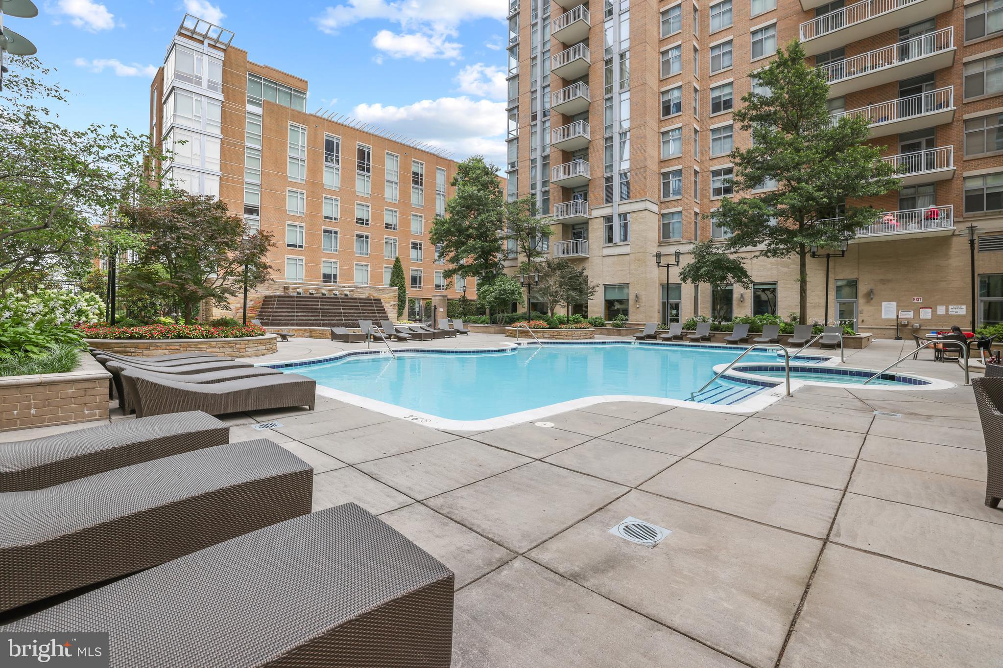 MIDTOWN AT RESTON TOWN CENTER - Residential
